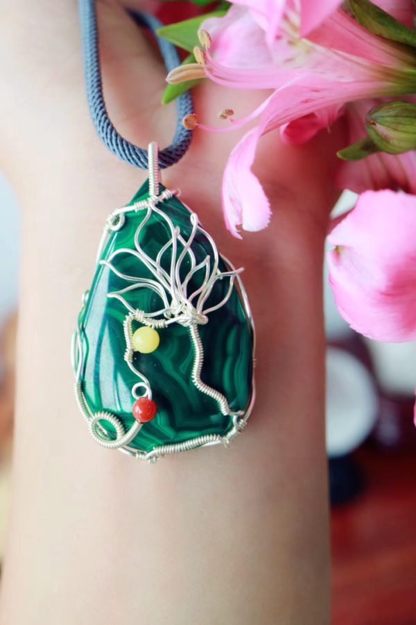 孔雀石长什么样?女性佩戴孔雀石有什么好处?-菩心晶舍