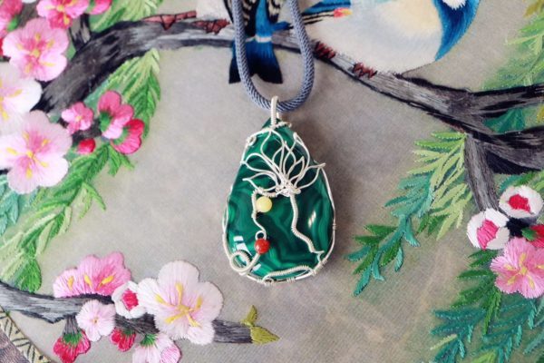 孔雀石长什么样?女性佩戴孔雀石有什么好处?-菩心晶舍