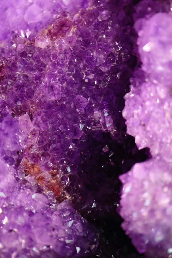 风水摆件也是应有尽有,紫水晶作为一种常用的风水摆件深受人们的喜欢