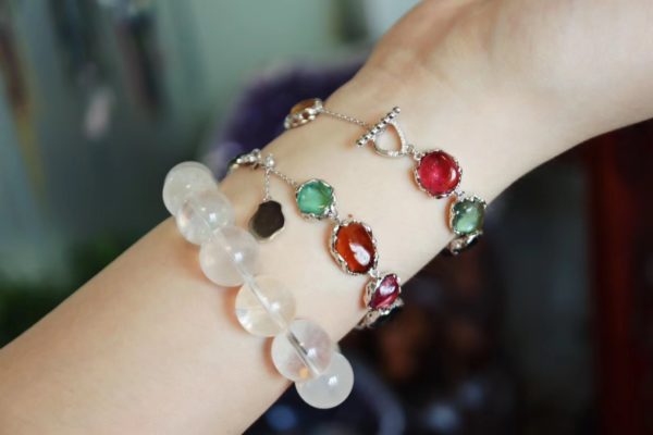 碧玺是“落入人间的彩虹”?拥有一条原石碧玺手链,真是好幸福-菩心晶舍