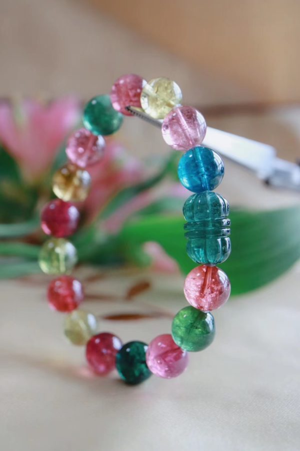 碧玺(Tourmaline)是大自然中最有名的复色宝石-菩心晶舍