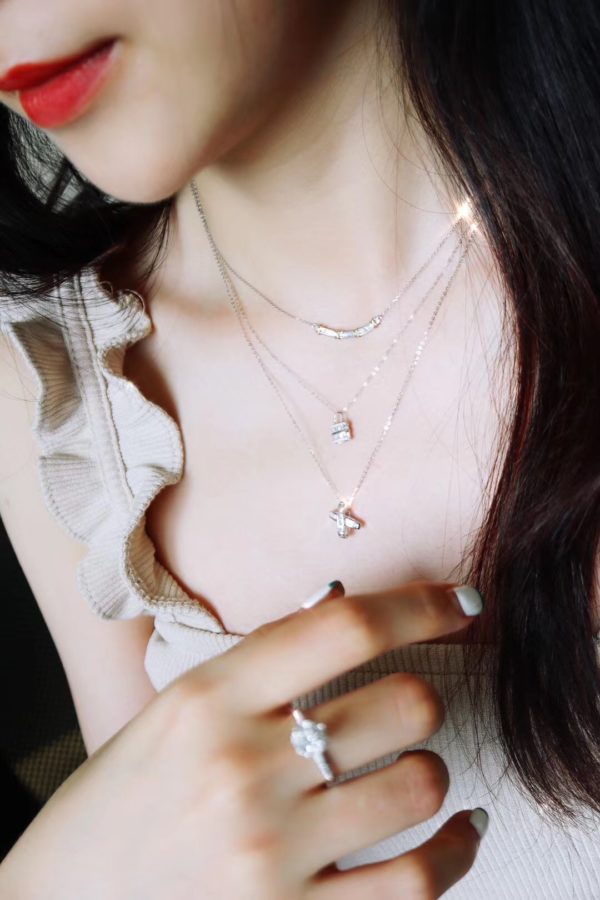精致小姐姐的钻石白金锁骨链,记得配上晶石一起叠戴哟!-菩心晶舍