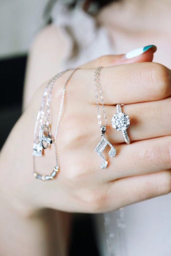 精致小姐姐的钻石白金锁骨链,记得配上晶石一起叠戴哟!-菩心晶舍
