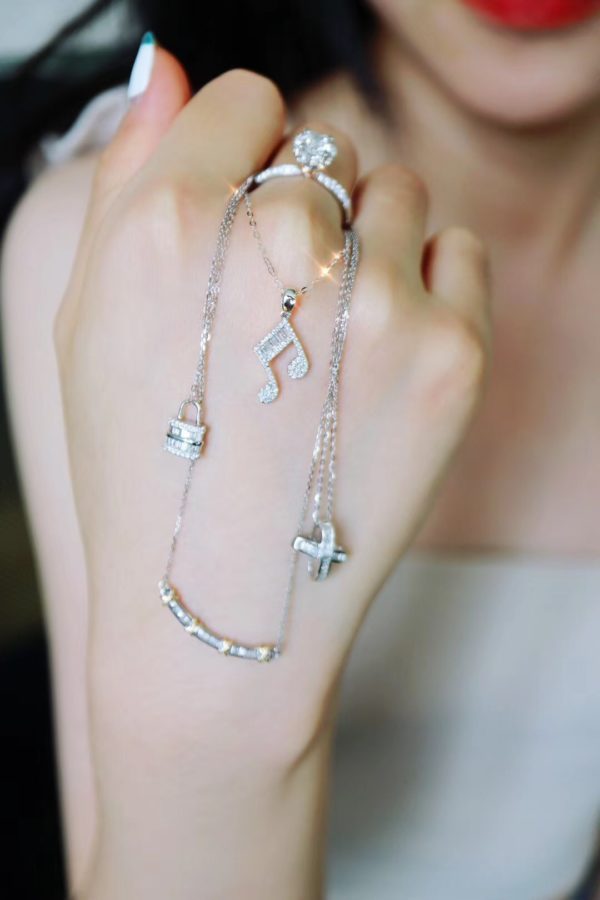 精致小姐姐的钻石白金锁骨链,记得配上晶石一起叠戴哟!-菩心晶舍