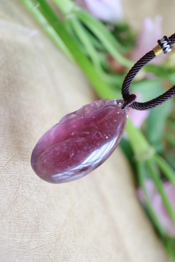 送长辈什么礼物好?紫红色调的碧玺福瓜,把好的福气挂在身上-菩心晶舍