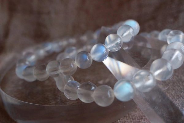 长期佩戴月光石可以提升女性的气质吗?-菩心晶舍