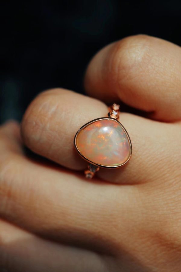这一只，是幻彩界的欧泊石戒指，太特别了～-菩心晶舍