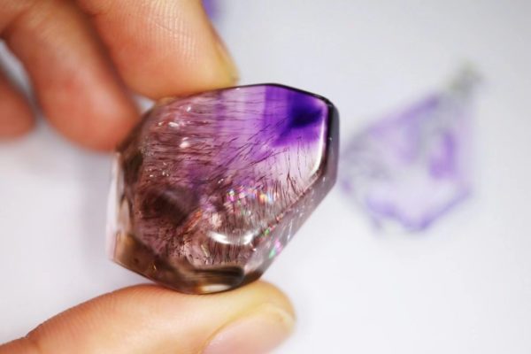 一颗爆彩虹的超七紫发晶，小天使360度转动的设计-菩心晶舍
