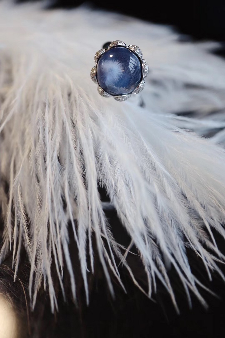 【蓝发‎晶‎配蓝​宝​石​】蓝​发‎晶​又​被‎称‎为​“治​愈‎宝‎石​”-菩心晶舍