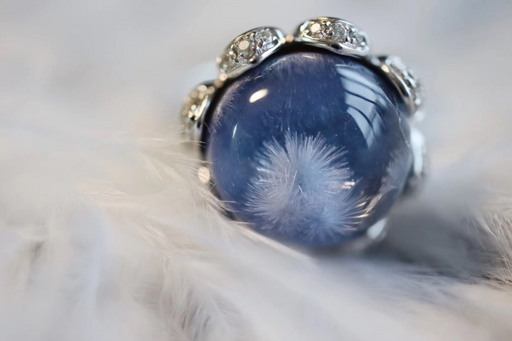 【蓝发‎晶‎配蓝​宝​石​】蓝​发‎晶​又​被‎称‎为​“治​愈‎宝‎石​”-菩心晶舍