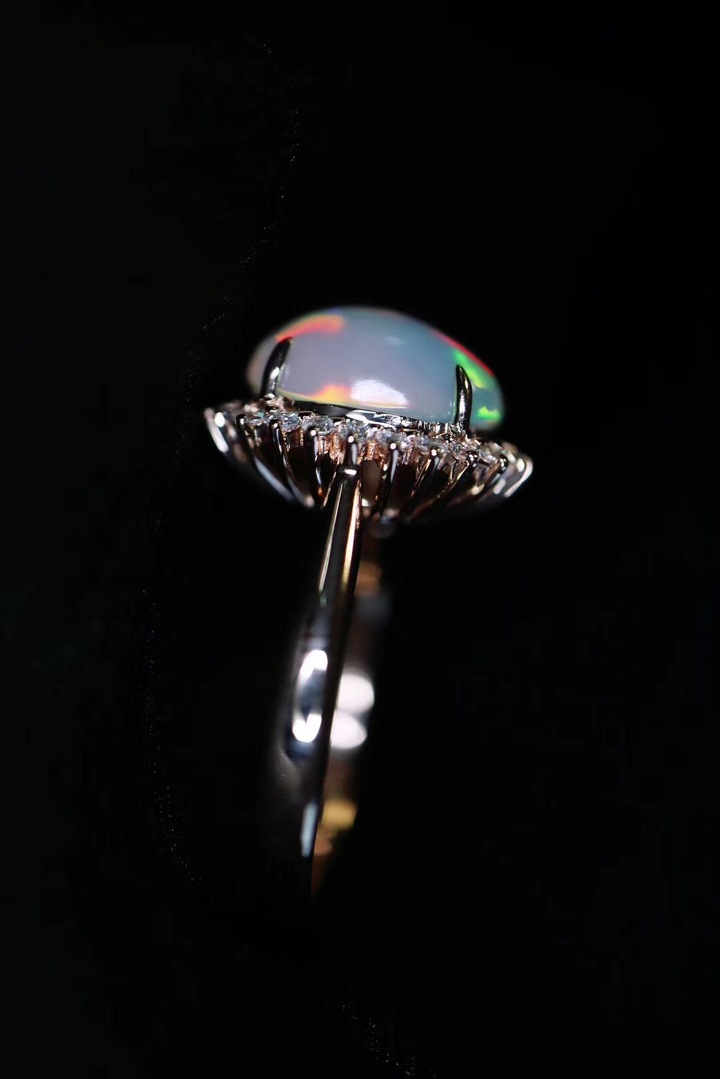 【欧泊石戴妃戒】