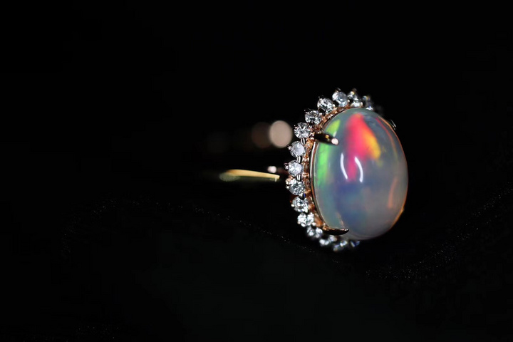 【欧泊石戴妃戒】