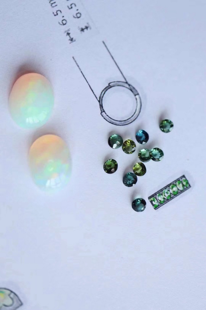 绿碧玺和欧泊石