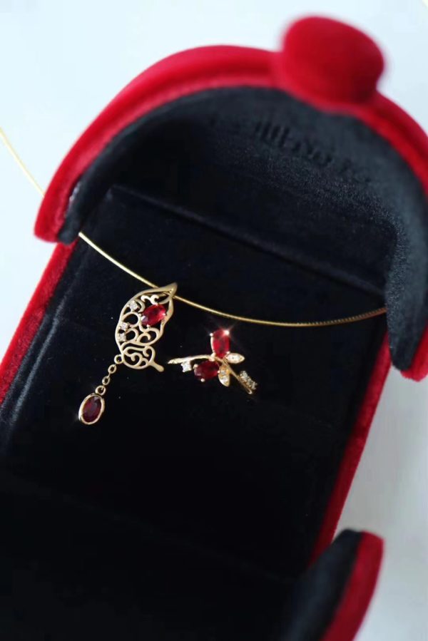 戴上红宝石蝴蝶戒指,随手抓住一束风-菩心晶舍