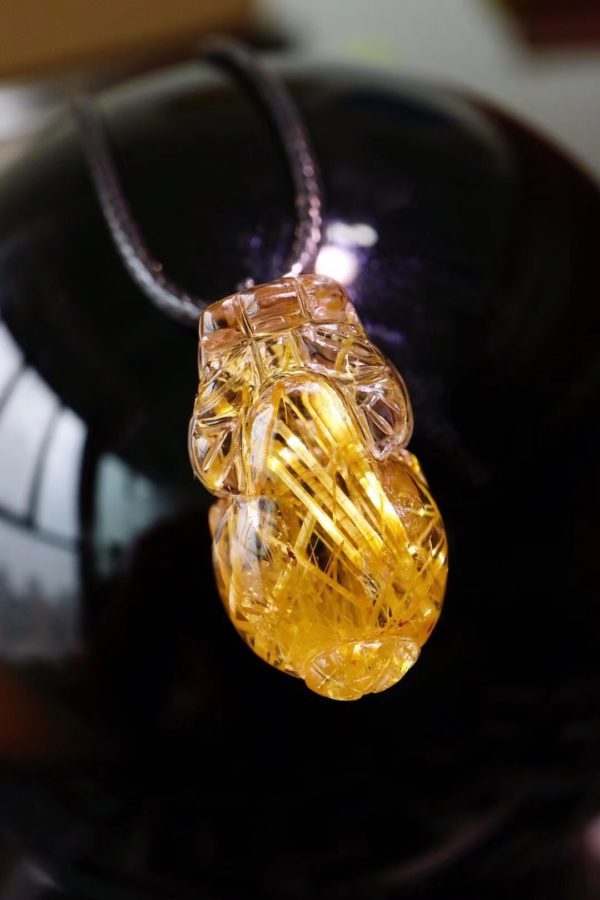 这是一只内涵彩虹光芒的灵气钛晶貔貅-菩心晶舍