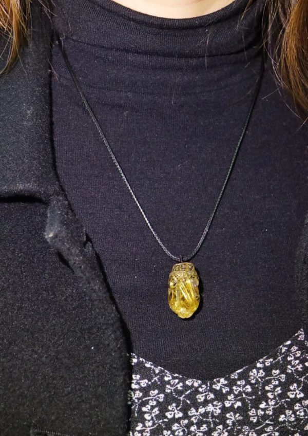 这是一只内涵彩虹光芒的灵气钛晶貔貅-菩心晶舍