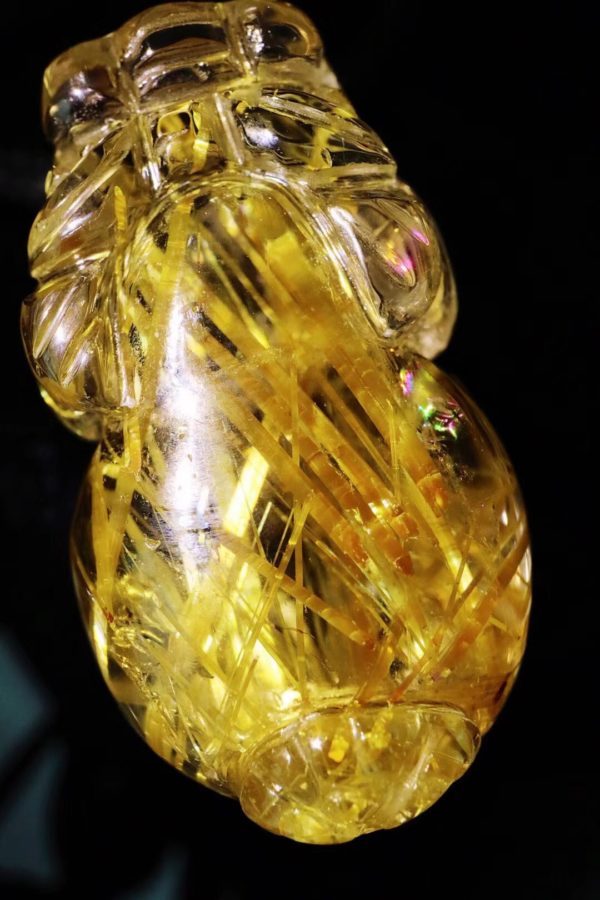 这是一只内涵彩虹光芒的灵气钛晶貔貅-菩心晶舍