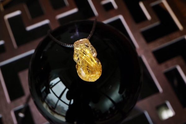 这是一只内涵彩虹光芒的灵气钛晶貔貅-菩心晶舍