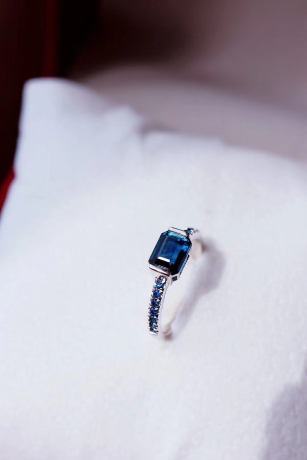 一上手就让你的优雅悄然绽放的蓝宝石-菩心晶舍