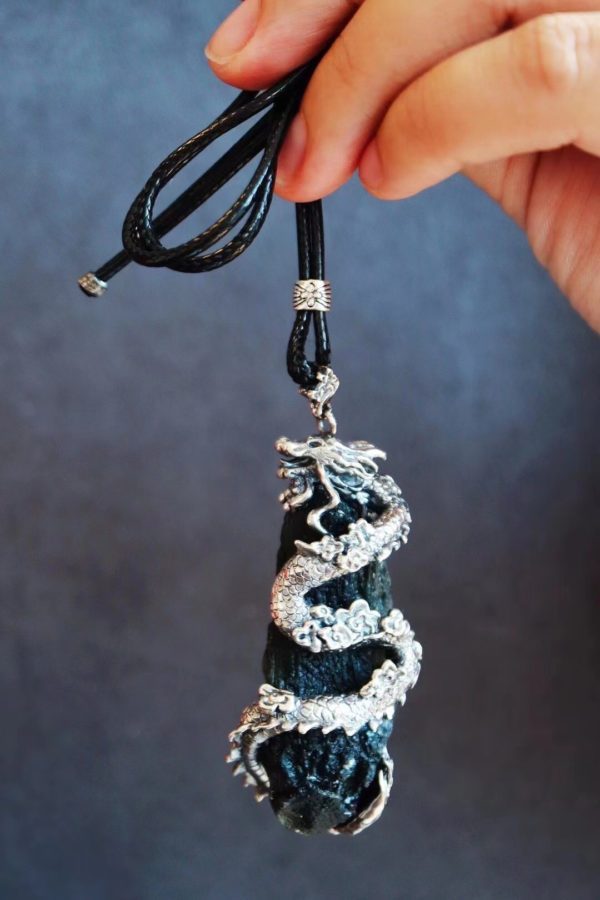 菩心晶舍的龙凤主题捷克陨石镶嵌:这款龙坠,一啸动千山-菩心晶舍