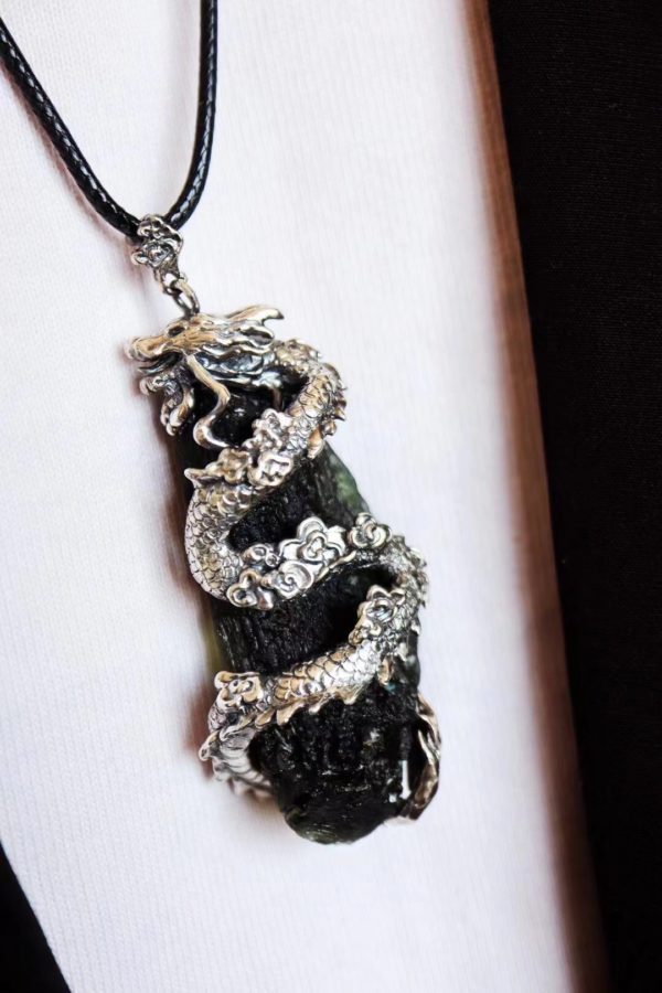 菩心晶舍的龙凤主题捷克陨石镶嵌:这款龙坠,一啸动千山-菩心晶舍