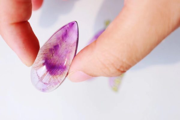 一颗紫发晶,用宝相花纹包裹,含有吉祥、美满的寓意-菩心晶舍