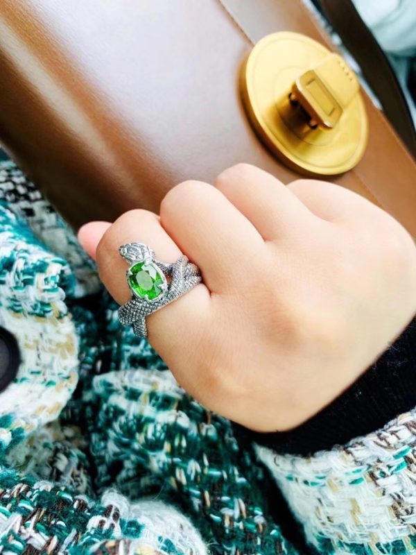 埃及人称橄榄石为“太阳的宝石”,这一枚橄榄石蛇戒指,必收-菩心晶舍