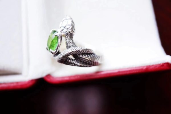 埃及人称橄榄石为“太阳的宝石”,这一枚橄榄石蛇戒指,必收-菩心晶舍