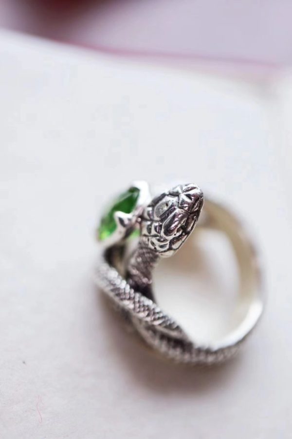 埃及人称橄榄石为“太阳的宝石”,这一枚橄榄石蛇戒指,必收-菩心晶舍