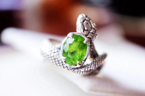 埃及人称橄榄石为“太阳的宝石”,这一枚橄榄石蛇戒指,必收-菩心晶舍
