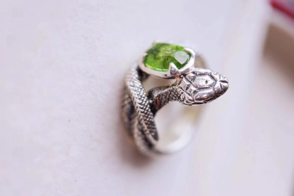 埃及人称橄榄石为“太阳的宝石”,这一枚橄榄石蛇戒指,必收-菩心晶舍