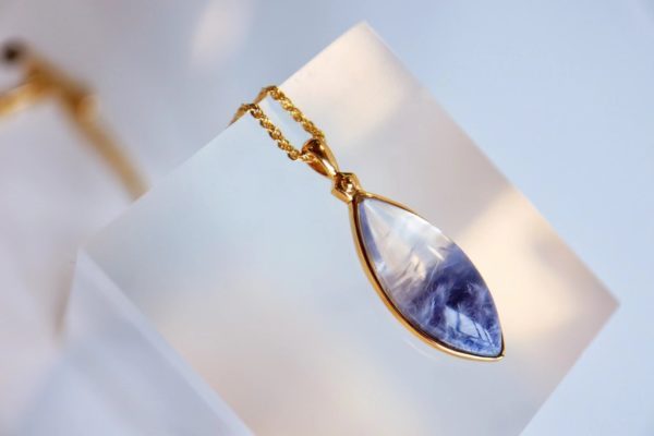 想要拥有一颗蓝发晶,但不知道该选什么款?-菩心晶舍