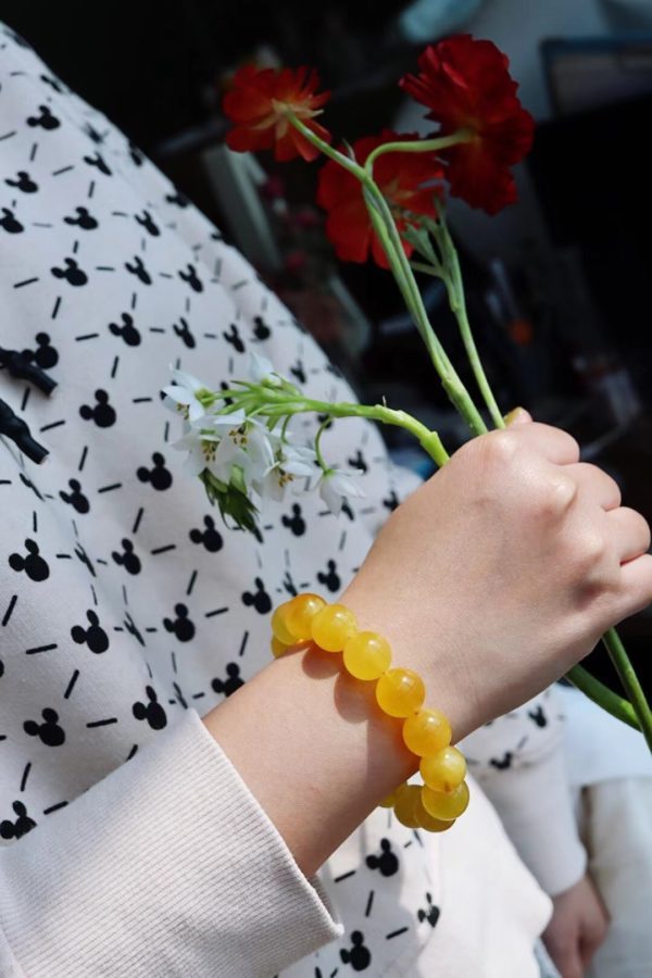 纯天然无优化无烤色的蜜蜡阳光下特别有韵味-菩心晶舍