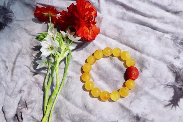 纯天然无优化无烤色的蜜蜡阳光下特别有韵味-菩心晶舍