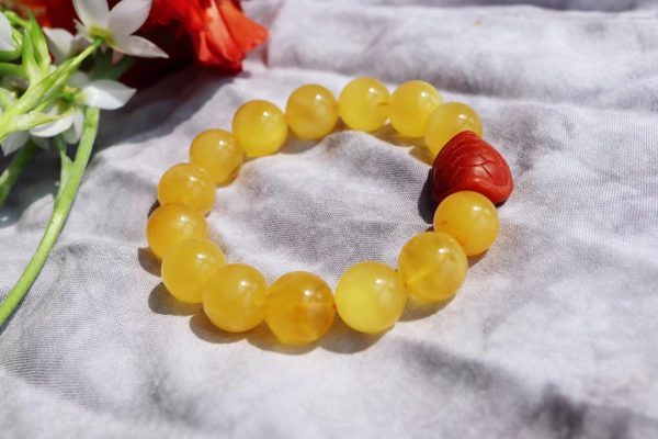 纯天然无优化无烤色的蜜蜡阳光下特别有韵味-菩心晶舍