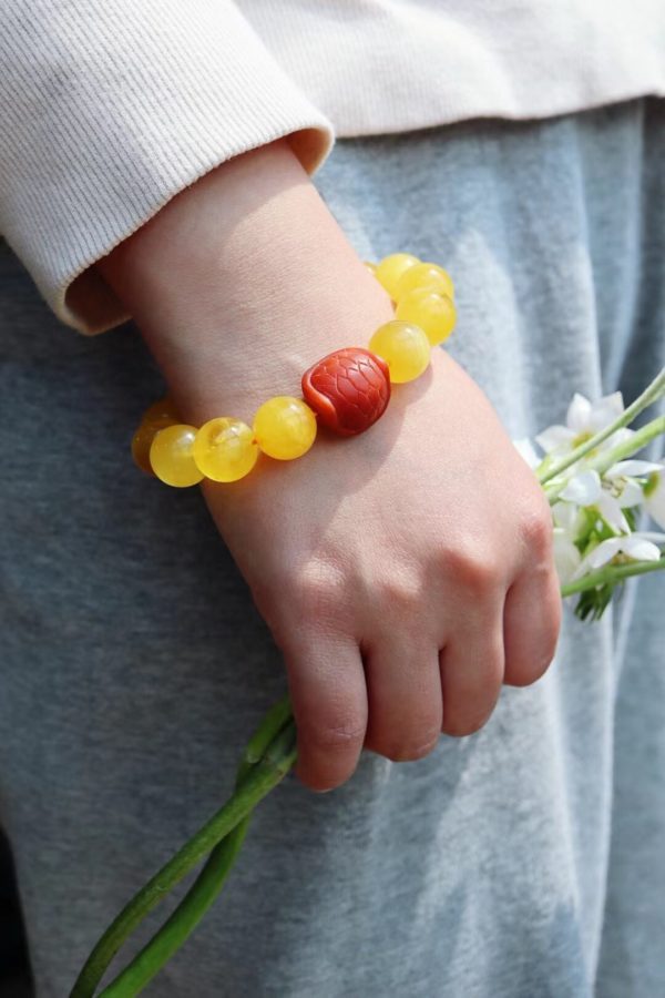 纯天然无优化无烤色的蜜蜡阳光下特别有韵味-菩心晶舍