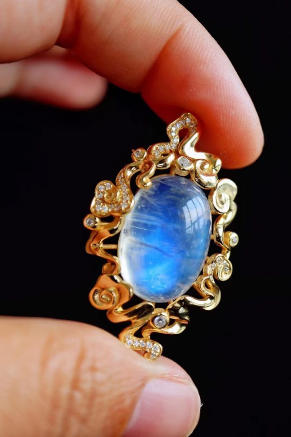 祥云镶嵌下的月光石，更显神圣和美-菩心晶舍