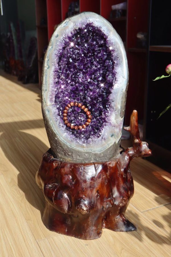 菩心的乌拉圭大紫晶簇，内涵一只含苞欲放的紫晶莲花-菩心晶舍