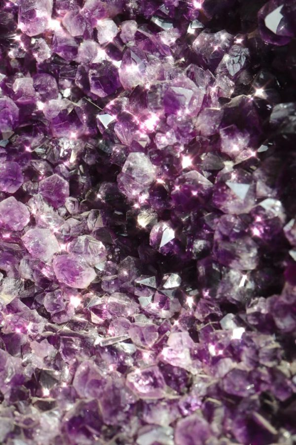 菩心的乌拉圭大紫晶簇，内涵一只含苞欲放的紫晶莲花-菩心晶舍