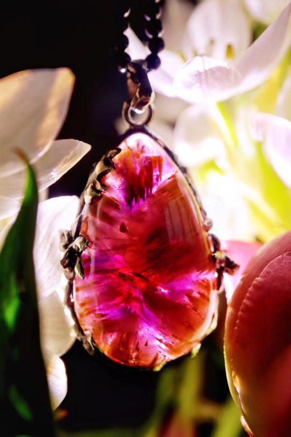 这一款紫钛晶吊坠配了立体的花花包边，更加温柔和显生命力-菩心晶舍