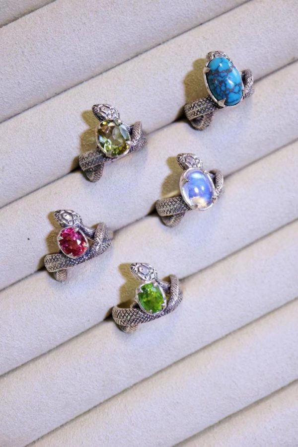 这一波蛇戒搭配的宝石为：月光石、橄榄石、碧玺、绿松石-菩心晶舍
