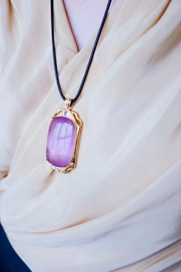 心轮晶石紫锂辉这一块方牌，太经典了，复古系的魅力-菩心晶舍