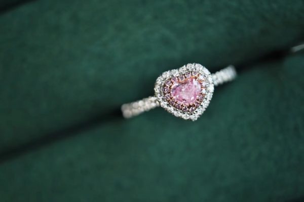 这一颗粉钻的小心机就在,可以吊坠戒指两用-菩心晶舍