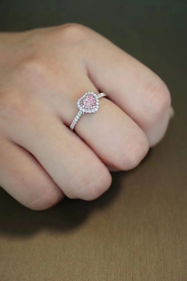 这一颗粉钻的小心机就在,可以吊坠戒指两用-菩心晶舍