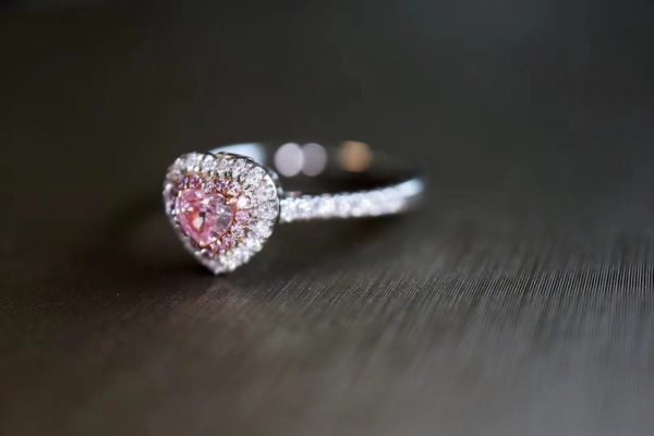 这一颗粉钻的小心机就在,可以吊坠戒指两用-菩心晶舍