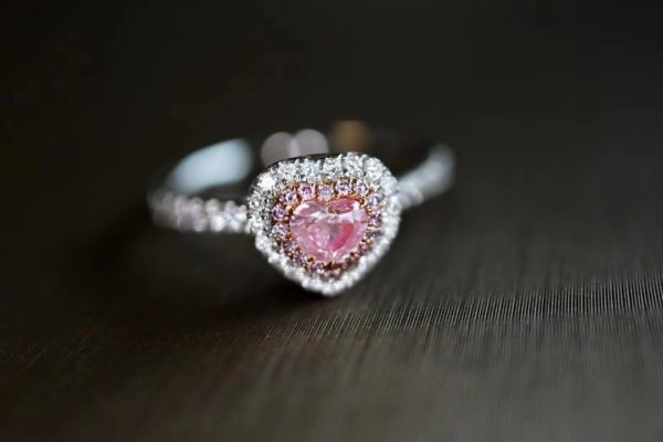 这一颗粉钻的小心机就在,可以吊坠戒指两用-菩心晶舍