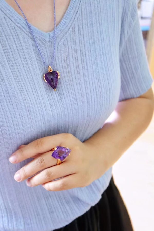 一组天使之翼和盾牌的紫晶守护设计,彰显了一种霸气-菩心晶舍