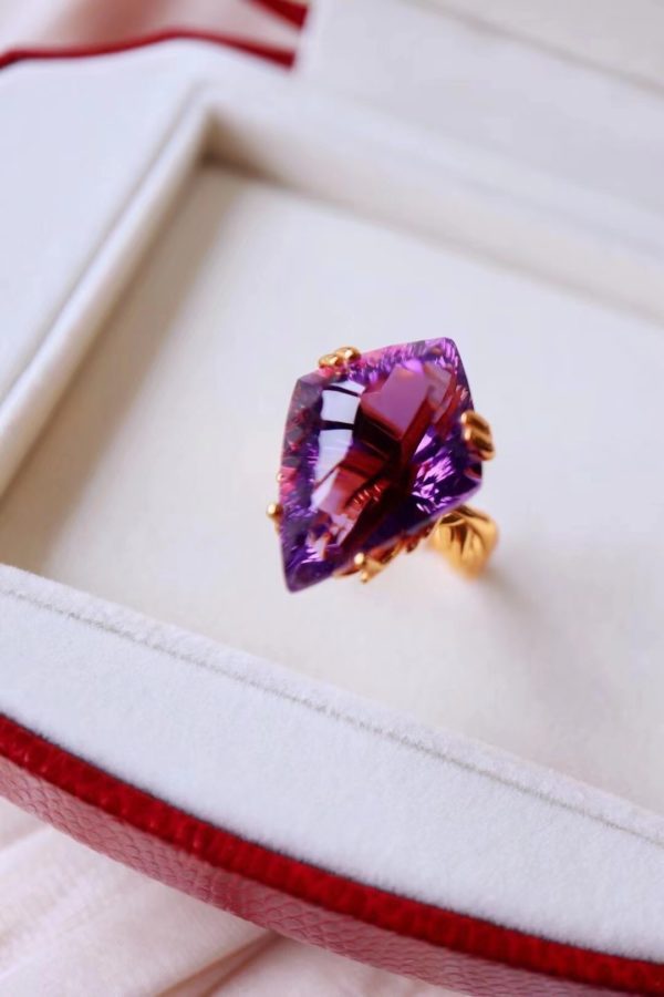 一组天使之翼和盾牌的紫晶守护设计,彰显了一种霸气-菩心晶舍