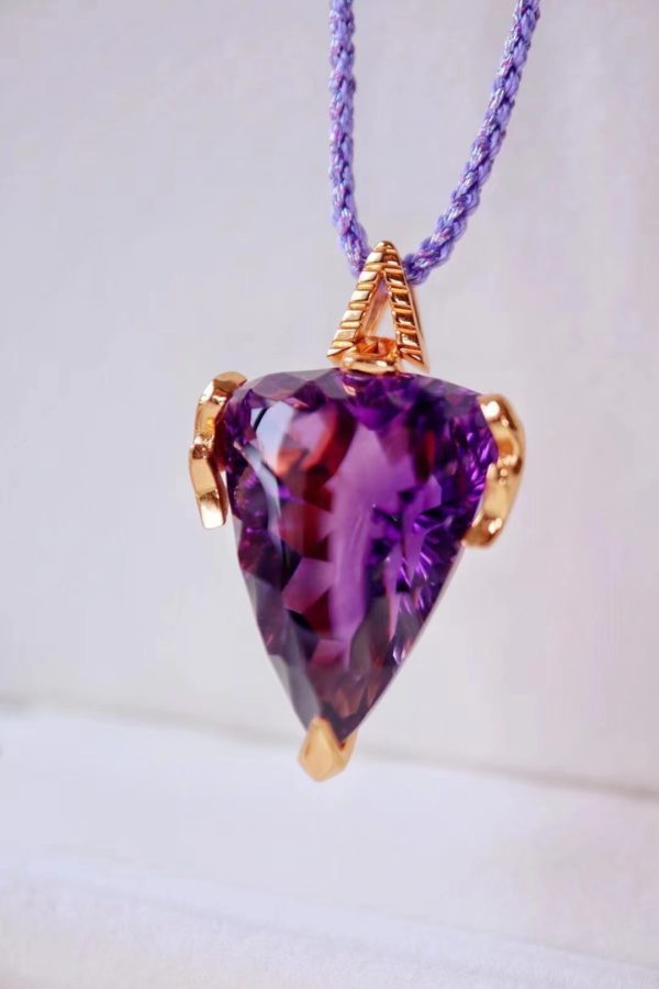 一组天使之翼和盾牌的紫晶守护设计,彰显了一种霸气-菩心晶舍