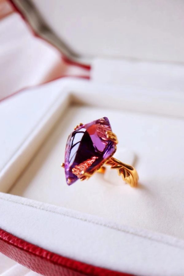 一组天使之翼和盾牌的紫晶守护设计,彰显了一种霸气-菩心晶舍